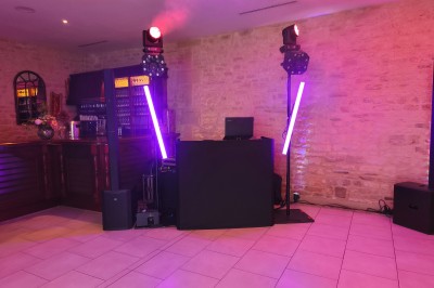 Miniature DJ Caen (Calvados) - Marc Leodo #3 Des personnes dansent sur une piste éclairée par des spots colorés, dans une salle avec un plafond en bois.