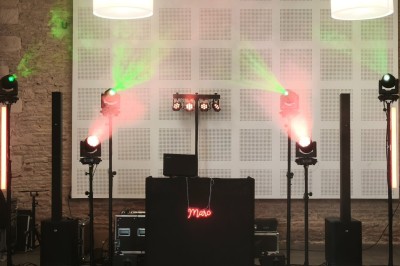 Miniature DJ Caen (Calvados) - Marc Leodo #4 Des personnes dansent sur une piste éclairée par des spots colorés, dans une salle avec un plafond en bois.