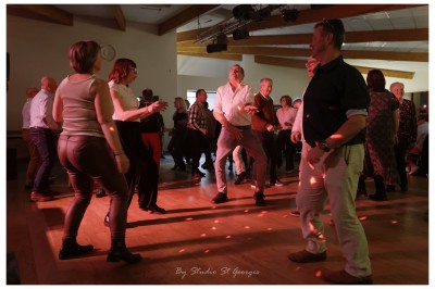 Miniature DJ Caen (Calvados) - Marc Leodo #8 Des personnes dansent sur une piste éclairée par des spots colorés, dans une salle avec un plafond en bois.