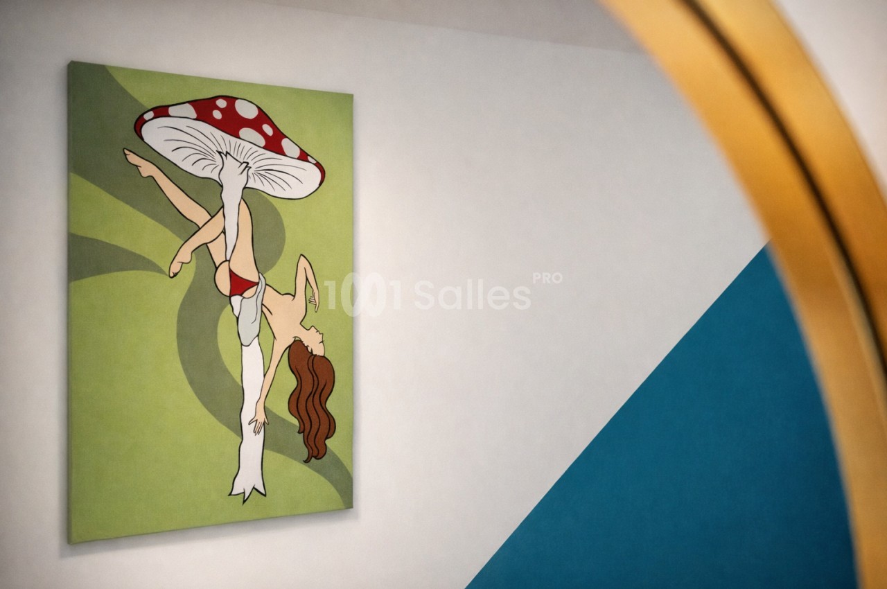 Tableau pop art d'une silhouette féminine tenant un champignon rouge à pois blanc sur fond vert dégradé.