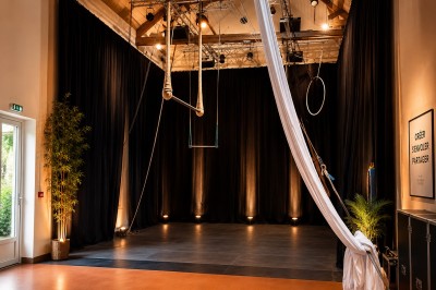 Miniature Location salle Paris 14 (Paris) - Shamspectacles #6 Salle de spectacle avec scène vide, rideaux noirs, équipements aériens suspendus et éclairage tamisé.