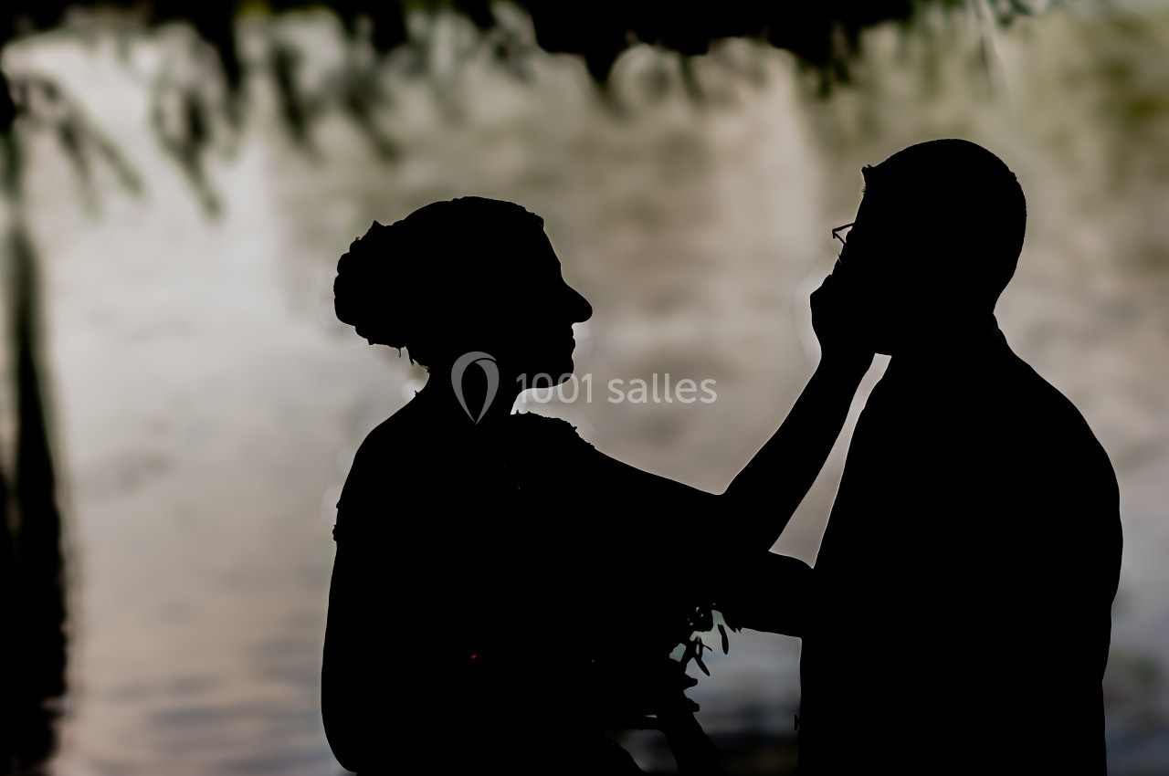 Deux silhouettes de profil, un adulte et un enfant, se faisant face dans un environnement sombre.