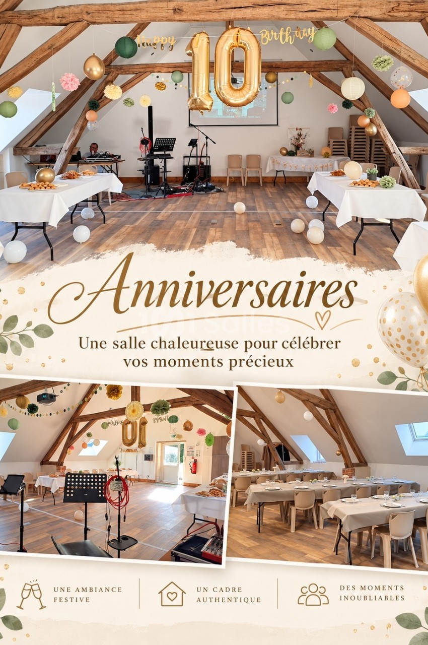 Salle sous combles à poutres apparentes décorée de ballons dorés, avec tables nappées de blanc et chaises alignées.