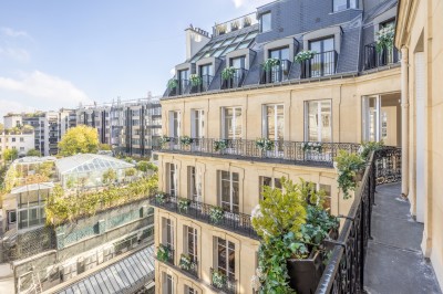 Miniature Location salle Paris 8 (Paris) - Les Appartements By la Fabrique #3 Intérieur lumineux avec parquet en chevrons, cheminée en marbre, miroir doré et grandes fenêtres donnant sur l'extérieur.