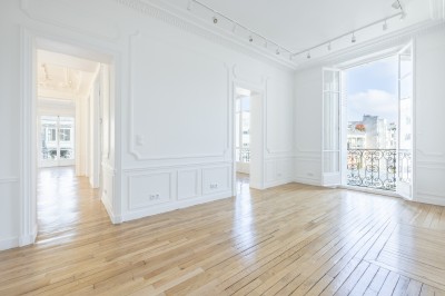 Miniature Location salle Paris 8 (Paris) - Les Appartements By la Fabrique #6 Intérieur lumineux avec parquet en chevrons, cheminée en marbre, miroir doré et grandes fenêtres donnant sur l'extérieur.