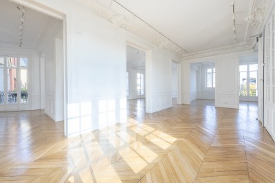 Miniature Location salle Paris 8 (Paris) - Les Appartements By la Fabrique #2 Façade d'un immeuble haussmannien avec balcons fleuris, vue sur une cour intérieure et des bâtiments modernes adjacents.