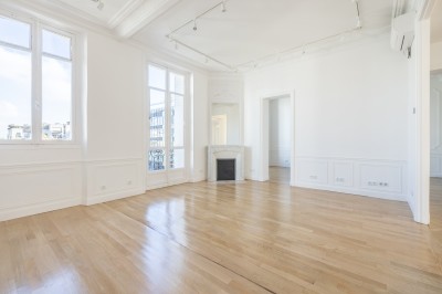 Miniature Location salle Paris 8 (Paris) - Les Appartements By la Fabrique #3 Façade d'un immeuble haussmannien avec balcons fleuris, vue sur une cour intérieure et des bâtiments modernes adjacents.
