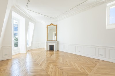 Miniature Location salle Paris 8 (Paris) - Les Appartements By la Fabrique #5 Façade d'un immeuble haussmannien avec balcons fleuris, vue sur une cour intérieure et des bâtiments modernes adjacents.