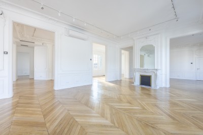 Miniature Location salle Paris 8 (Paris) - Les Appartements By la Fabrique #7 Façade d'un immeuble haussmannien avec balcons fleuris, vue sur une cour intérieure et des bâtiments modernes adjacents.