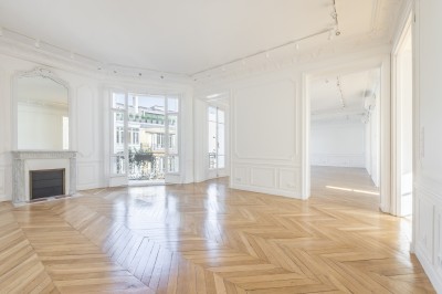 Miniature Location salle Paris 8 (Paris) - Les Appartements By la Fabrique #8 Façade d'un immeuble haussmannien avec balcons fleuris, vue sur une cour intérieure et des bâtiments modernes adjacents.