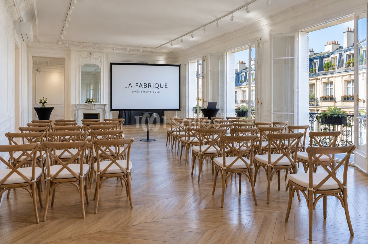 Salle de réception à parquet en chevron, chaises en bois à dossier croisé disposées en rangées face à un écran de projection, grandes fenêtres ouvertes sur des immeubles haussmanniens. Count characters: roughly 175? Let's check: need ≤125. Shorten. Salle