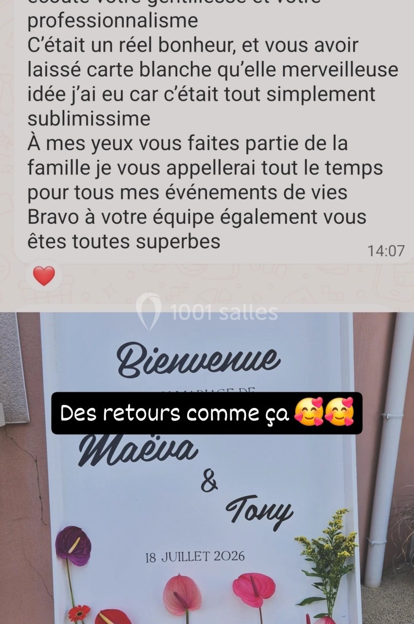 Un panneau de bienvenue décoré de fleurs rouges pour un mariage, avec les prénoms Maëva et Tony et la date du 18 juillet…