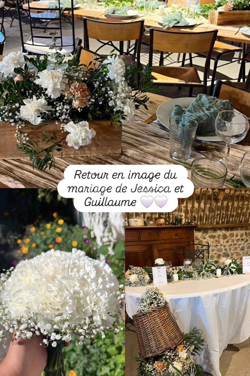Oeillets blancs et gypsophile sur tables en bois, bouquet tenu à la main et table d'honneur fleurie sur nappe blanche.
