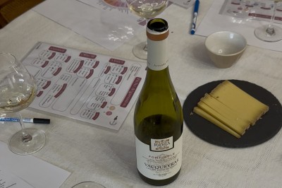 1. Dégustation de vin avec des verres et une roue des arômes sur une table en bois. 2. Verre de vin blanc tenu devant des…