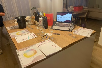 1. Dégustation de vin avec des verres et une roue des arômes sur une table en bois. 2. Verre de vin blanc tenu devant des…