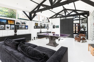 Espace de détente avec bancs et tables en bois, décor alpin avec montagnes en arrière-plan et éclairage chaleureux.