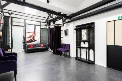 Espace de détente avec bancs et tables en bois, décor alpin avec montagnes en arrière-plan et éclairage chaleureux.