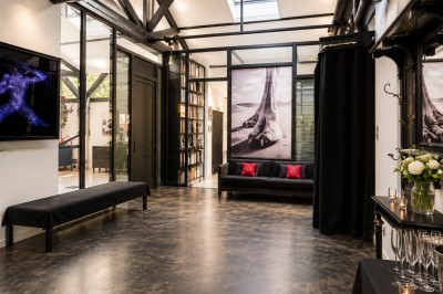 Espace de détente avec bancs et tables en bois, décor alpin avec montagnes en arrière-plan et éclairage chaleureux.