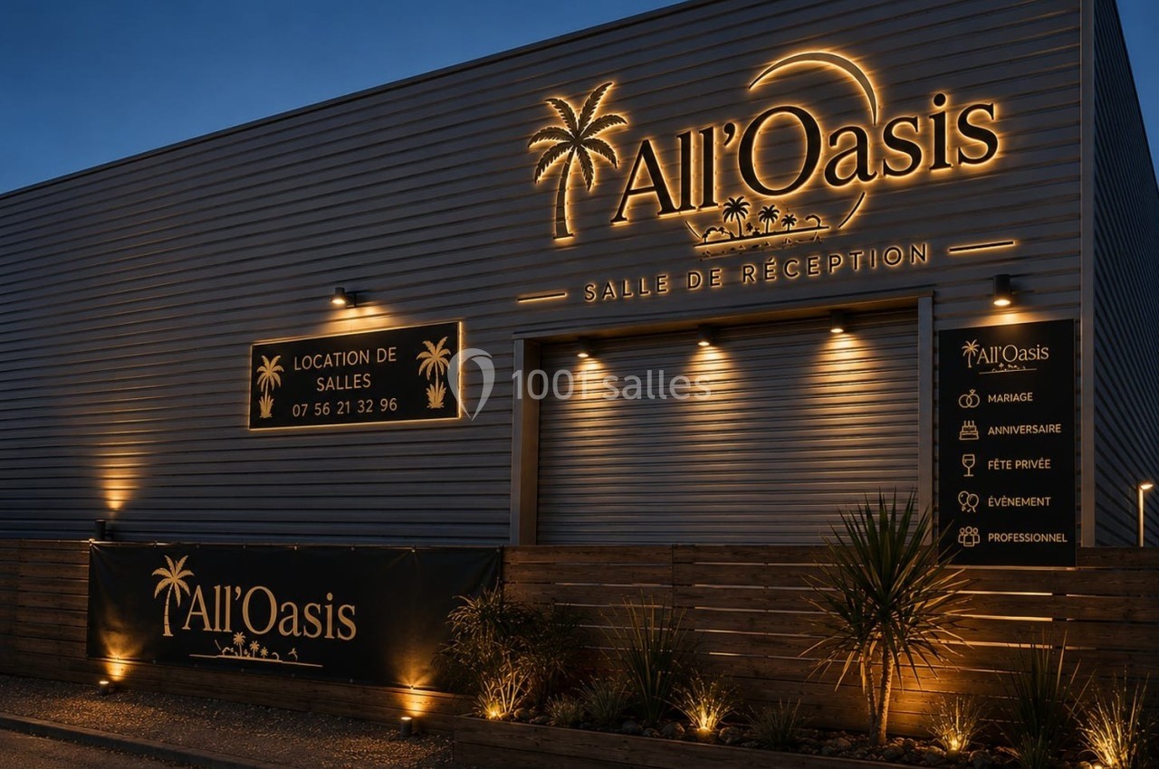 Façade éclairée d'une salle de réception moderne avec enseigne lumineuse ’All'Oasis’ et détails de contact visibles.