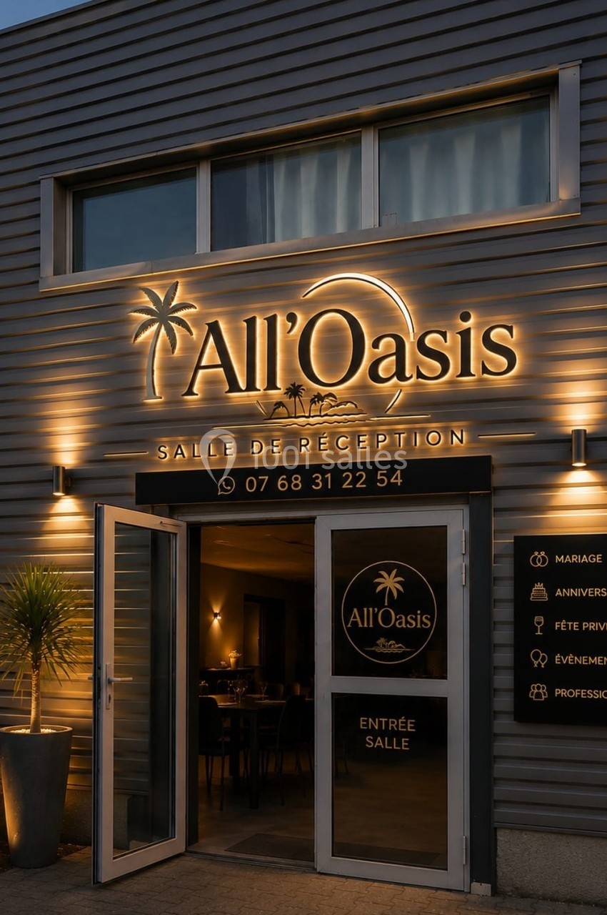 Façade d'une salle de réception avec enseigne lumineuse ’All'Oasis’ et porte ouverte sur un intérieur éclairé.