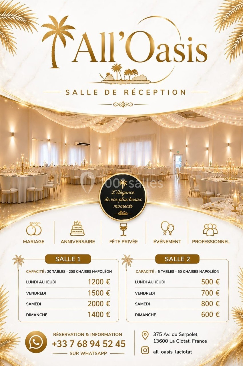 Salle de réception décorée avec des tables et chaises élégantes sous des guirlandes lumineuses suspendues.
