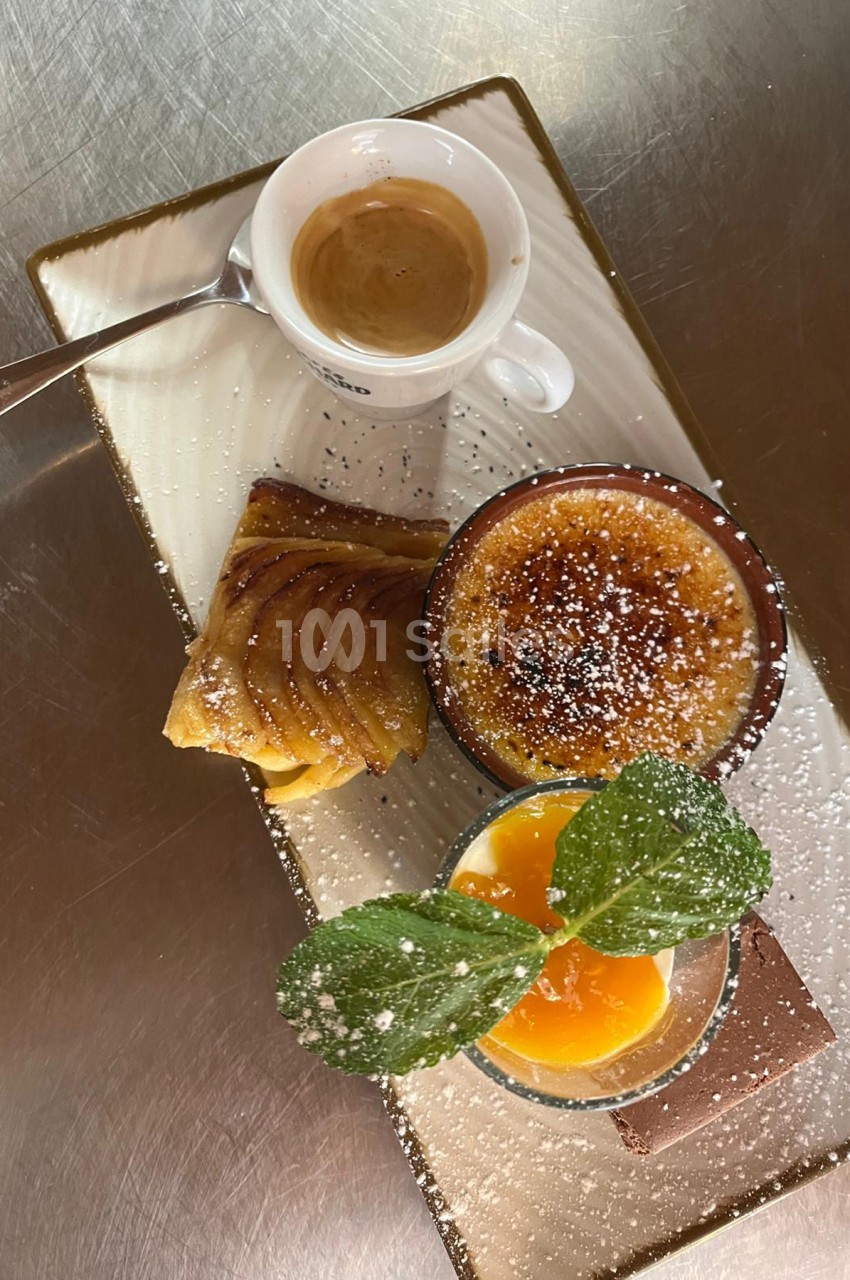 Assiette dressée sur une plaque rectangulaire : tarte fine aux pommes, crème brûlée, verrine de crème au jaune coulant décorée de menthe, et un expresso sur une soucoupe. Wait, I need to check length: that's about 170 characters, too long. Shorten.