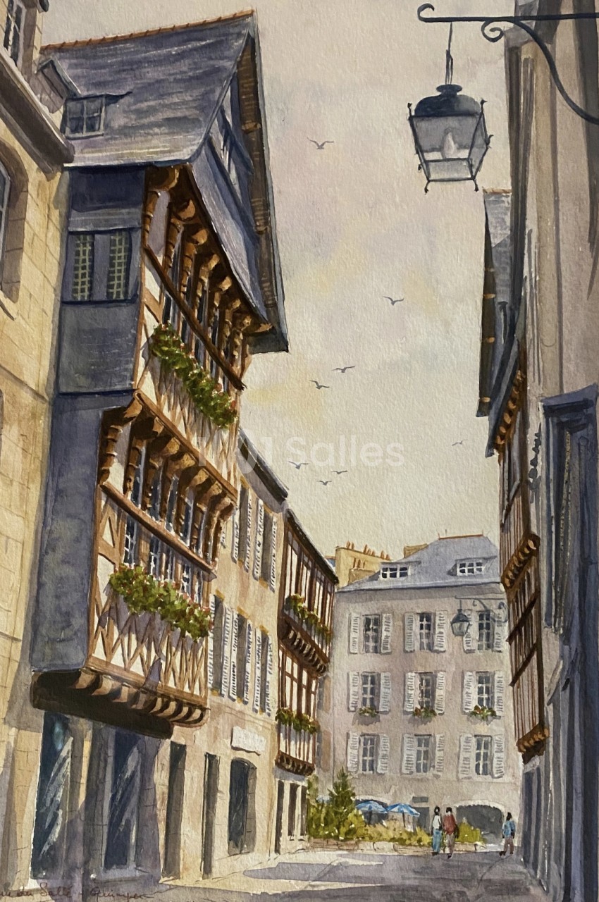 Aquarelle d'une rue pavée de Quimper bordée de maisons à colombages aux balcons fleuris, avec une lanterne en fer forgé et des passants au loin.