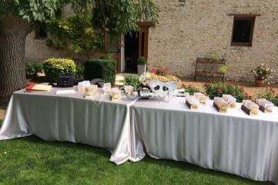 Salle de réception décorée avec des tables dressées, des guirlandes lumineuses et des voilages suspendus au plafond.