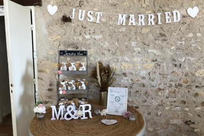 Salle de réception décorée avec des tables dressées, des guirlandes lumineuses et des voilages suspendus au plafond.