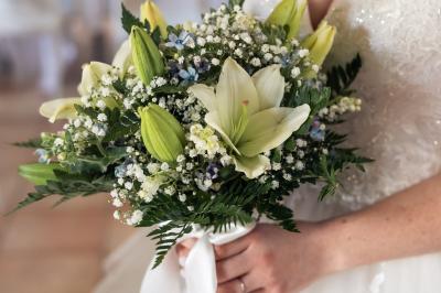Salle de réception décorée avec des tables dressées, des guirlandes lumineuses et des voilages suspendus au plafond.