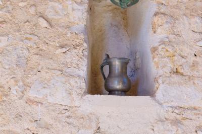 Salle de réception décorée avec des tables dressées, des guirlandes lumineuses et des voilages suspendus au plafond.