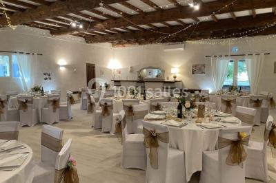 Miniature Location salle Aix-en-Provence (Bouches-du-Rhône) - Mas de Vaureilles #5 Groupe de personnes formant un cœur dans un champ, vu depuis les airs, entouré d'arbres et de chemins.