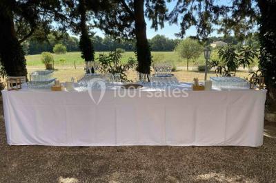 Miniature Location salle Aix-en-Provence (Bouches-du-Rhône) - Mas de Vaureilles #15 Groupe de personnes formant un cœur dans un champ, vu depuis les airs, entouré d'arbres et de chemins.