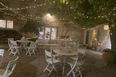 Miniature Location salle Aix-en-Provence (Bouches-du-Rhône) - Mas de Vaureilles #19 Groupe de personnes formant un cœur dans un champ, vu depuis les airs, entouré d'arbres et de chemins.