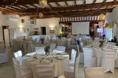 Miniature Location salle Aix-en-Provence (Bouches-du-Rhône) - Mas de Vaureilles #4 Groupe de personnes formant un cœur dans un champ, vu depuis les airs, entouré d'arbres et de chemins.