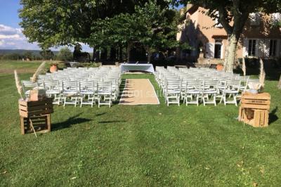 Miniature Location salle Aix-en-Provence (Bouches-du-Rhône) - Mas de Vaureilles #11 Groupe de personnes formant un cœur dans un champ, vu depuis les airs, entouré d'arbres et de chemins.