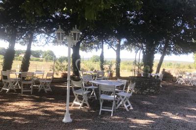 Miniature Location salle Aix-en-Provence (Bouches-du-Rhône) - Mas de Vaureilles #16 Groupe de personnes formant un cœur dans un champ, vu depuis les airs, entouré d'arbres et de chemins.
