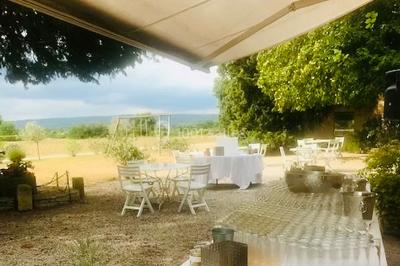 Miniature Location salle Aix-en-Provence (Bouches-du-Rhône) - Mas de Vaureilles #17 Groupe de personnes formant un cœur dans un champ, vu depuis les airs, entouré d'arbres et de chemins.