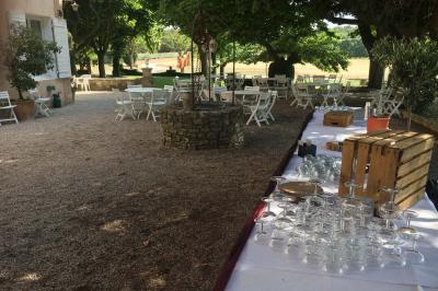 Miniature Location salle Aix-en-Provence (Bouches-du-Rhône) - Mas de Vaureilles #18 Groupe de personnes formant un cœur dans un champ, vu depuis les airs, entouré d'arbres et de chemins.