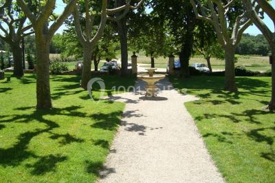 Miniature Location salle Aix-en-Provence (Bouches-du-Rhône) - Mas de Vaureilles #9 Groupe de personnes formant un cœur dans un champ, vu depuis les airs, entouré d'arbres et de chemins.