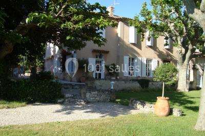 Miniature Location salle Aix-en-Provence (Bouches-du-Rhône) - Mas de Vaureilles #3 Groupe de personnes formant un cœur dans un champ, vu depuis les airs, entouré d'arbres et de chemins.