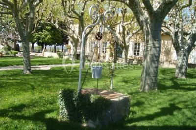 Miniature Location salle Aix-en-Provence (Bouches-du-Rhône) - Mas de Vaureilles #10 Groupe de personnes formant un cœur dans un champ, vu depuis les airs, entouré d'arbres et de chemins.