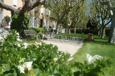 Miniature Location salle Aix-en-Provence (Bouches-du-Rhône) - Mas de Vaureilles #13 Groupe de personnes formant un cœur dans un champ, vu depuis les airs, entouré d'arbres et de chemins.