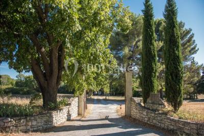 Miniature Location salle Aix-en-Provence (Bouches-du-Rhône) - Mas de Vaureilles #2 Groupe de personnes formant un cœur dans un champ, vu depuis les airs, entouré d'arbres et de chemins.
