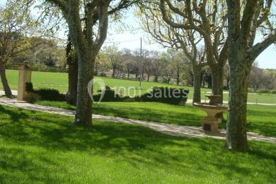 Miniature Location salle Aix-en-Provence (Bouches-du-Rhône) - Mas de Vaureilles #12 Groupe de personnes formant un cœur dans un champ, vu depuis les airs, entouré d'arbres et de chemins.