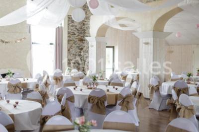 Terrasse en bois avec garde-corps métallique, offrant une vue dégagée sur un paysage champêtre sous un ciel bleu.