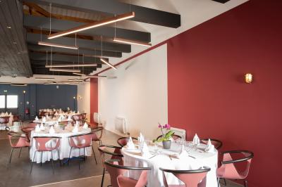 Vue d'une carrière avec des fleurs violettes au premier plan et une petite structure blanche en arrière-plan.