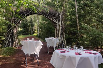 Vue d'une carrière avec des fleurs violettes au premier plan et une petite structure blanche en arrière-plan.
