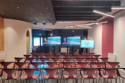 Paysage d'une ancienne carrière volcanique avec des formations rocheuses, entourée de végétation et sous un ciel bleu.