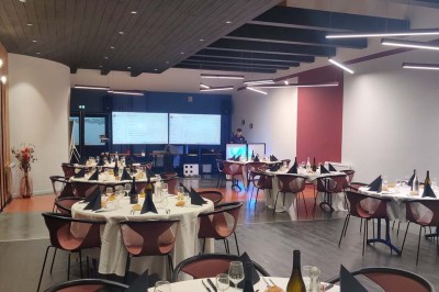 Paysage d'une ancienne carrière volcanique avec des formations rocheuses, entourée de végétation et sous un ciel bleu.